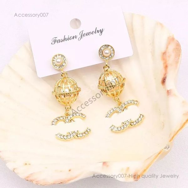 Designer-Schmuck-Ohrringe, neueste Top-Ohrringe mit 18 Karat vergoldetem Designer-Marken-Anhänger-Ohrring, Doppelbuchstaben-Perlen-Anhänger-Bolzenohrringe für Frauen, Hochzeitsfeier-Schmuck