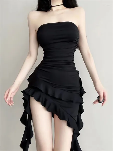 Lässige Kleider Würziges trägerloses schwarzes Kleid für Frauen Nische Sexy schlanke Taille Unregelmäßige ärmellose schicke Hülle Figurbetontes gekräuseltes kurzes Vestido