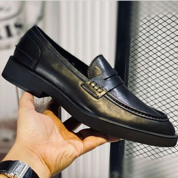 2023 Mocassins de salto macio para homens feitos à mão moda preto couro de grão integral masculino sapatos de barco para dirigir