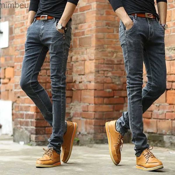 Jeans da uomo Jeans a matita dritti da uomo di nuovo stile pantaloni grigi slim di alta qualità Pantaloni coreani sexy casual da uomo pantaloni skinny ammaccati; L240108