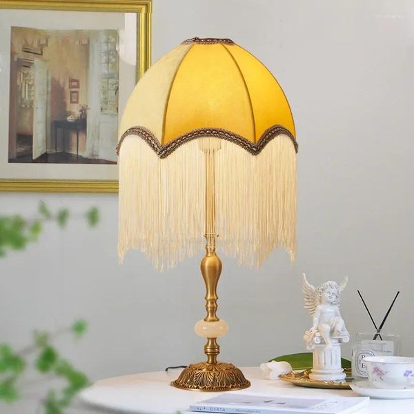 Lâmpadas de assoalho luz luxo quarto lâmpada de cabeceira sala de estar estilo europeu chinês retro borla latão ins estilo dispositivo francês mesa