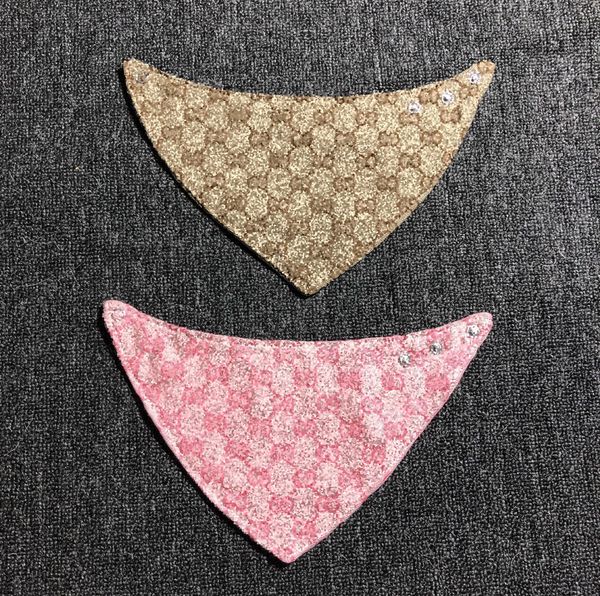 Verstellbarer Designer-Haustierschal in Rosa und Braun. Klassischer Logo-Dreiecksschal für Hunde, Speicheltuch, Schnauzer-Kampfkatzen-Lätzchen