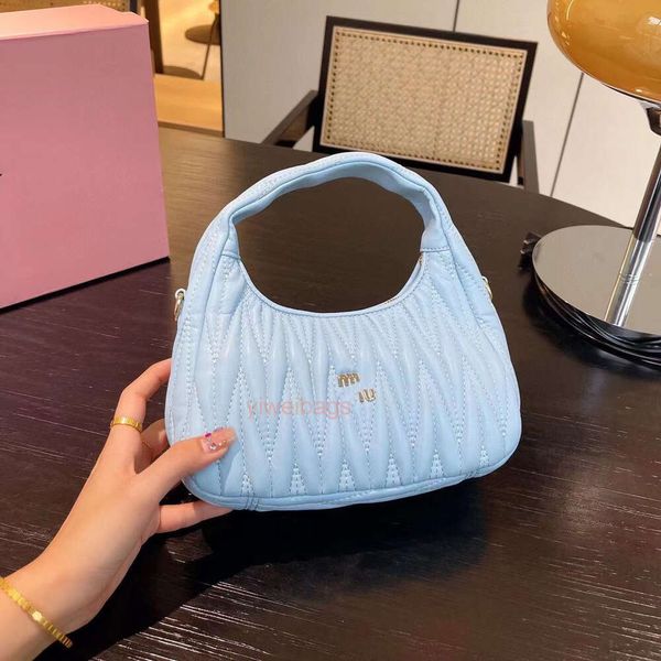 Дизайнерские сумочки Miumiu Wander Hobo Original Replica Bag Bag New Sweeking Soid Color Small Hobo плиссированный полумесяц сумочка