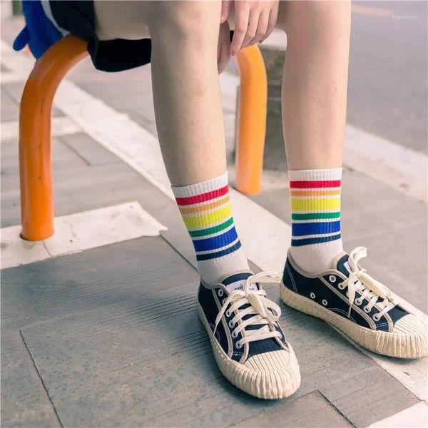 Calzini da donna invernali in cotone a righe arcobaleno per ragazze sportive colorate stile college calzino moda con fondo bianco Party Sox