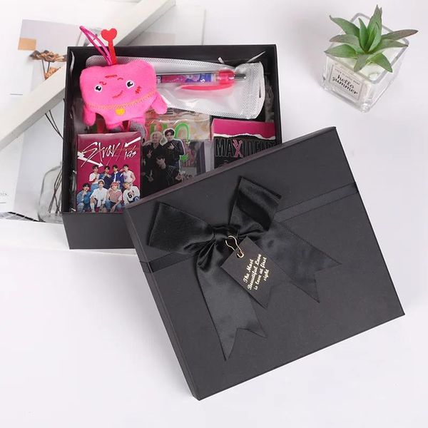 La confezione regalo per bambini Kpop Stray include portachiavi con bambola in peluche, adesivo, supporto fotografico