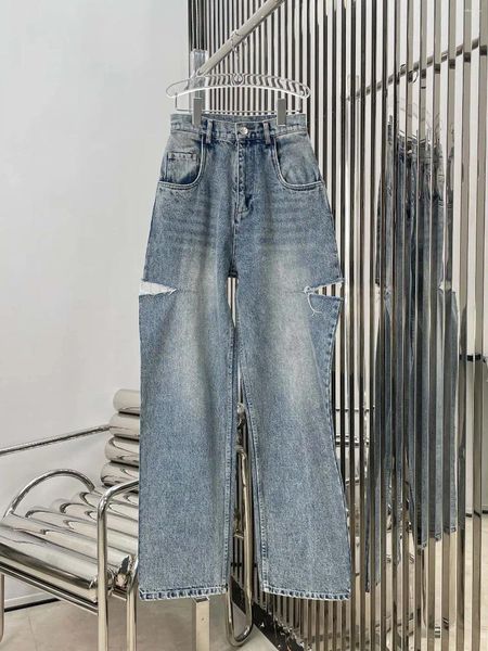 Jeans Feminino Corte Faca Fácil de Ter Pernas Longas Usando Alongado