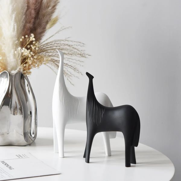 Скандинавские черно-белые лошадиные абстрактные украшения для дома, гостиной, ТВ-шкафа, фигурки животных, винный шкаф, украшение для кабинета 240109