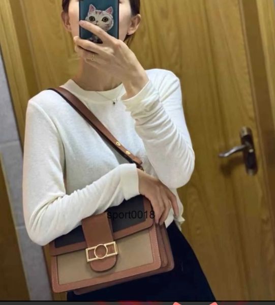 Соответствующая женская сумка-мессенджер на одно плечо, модный кошелек с вышивкой, женская рука