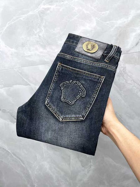 Jeans da uomo Designer Plus Size Pantaloni ricamati Medusa da uomo Pantaloni gamba dritta di lusso Moda uomo Vintage Casual Cerniera Accesso Denim Alta qualità 17M