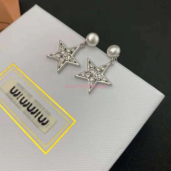 Designers jóias miu nova estrela cravejada cinco brincos de pérolas de estrela pontiagudas mIU MIU Brincos de agulha de prata de temperamento S925 na moda