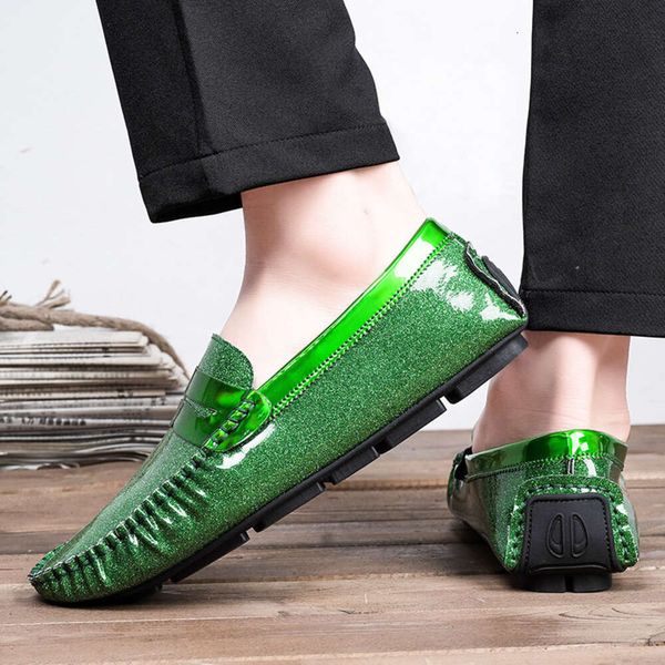 Mocassins de couro envernizado com glitter para homens moda verde brilhante sapatos casuais masculinos na moda deslizamento sapato social plano masculino