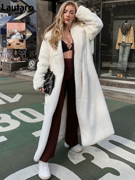 Lautaro зимнее длинное белое пушистое теплое пальто большого размера из искусственного меха женское с капюшоном и отворотом с поясом, свободная корейская модная верхняя одежда 240110