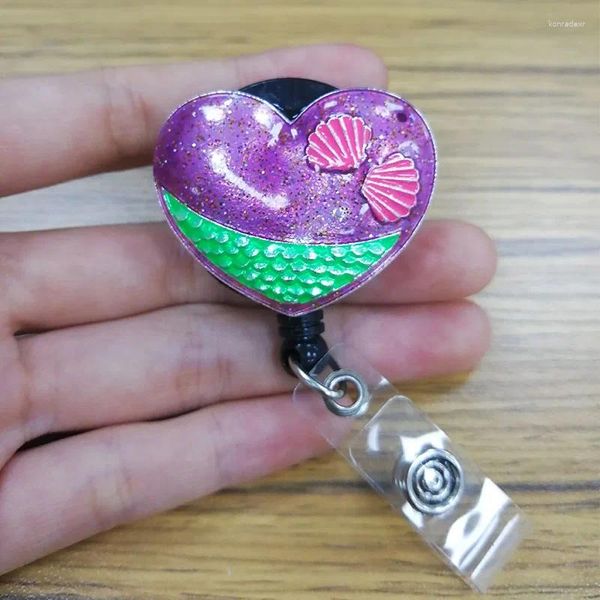 Spille 10 pz/lotto Sirena Scintillante Con Conchiglia a Forma di Cuore Retrattile Porta Badge ID Reel Clip Infermieristica/