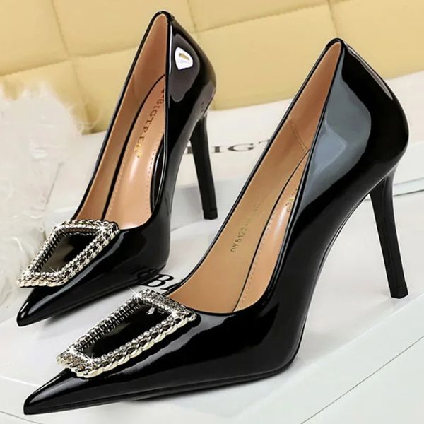 Moda Donna Primavera 10 cm Vernice lucida Sottili Tacchi alti Acqua Diamante Fibbia in metallo Nero Lady Scarpe da ballo femminili 240110