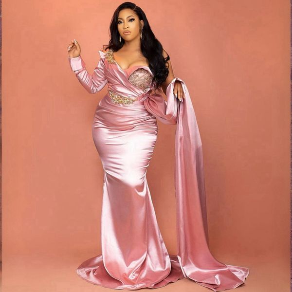Hellrosa Abendkleider, elegant, eine Schulter, lange Ärmel, elastischer Satin, Perlen-Abschlussballkleider für afrikanische, arabische, nigerianische, schwarze Frauen, zweites Empfangskleid AM364