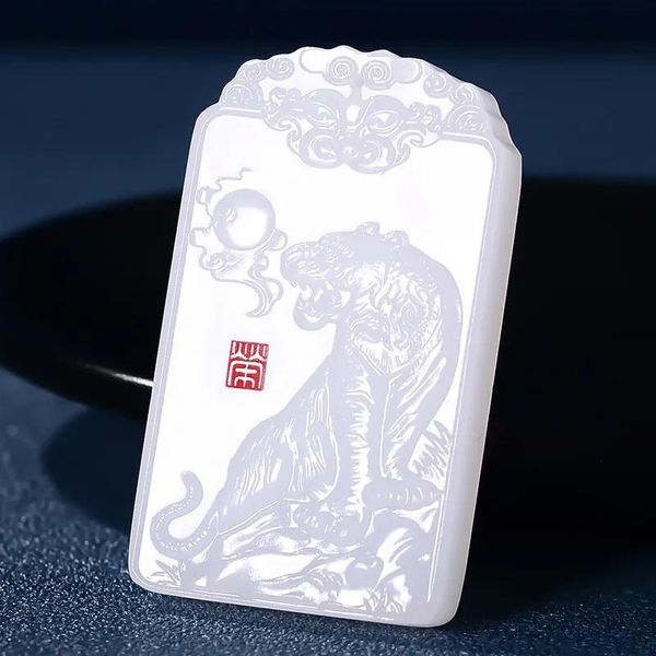 Pingentes natural branco jade esculpido à mão zodíaco tigre pingente moda boutique jóias homens e mulheres tigre colar presente