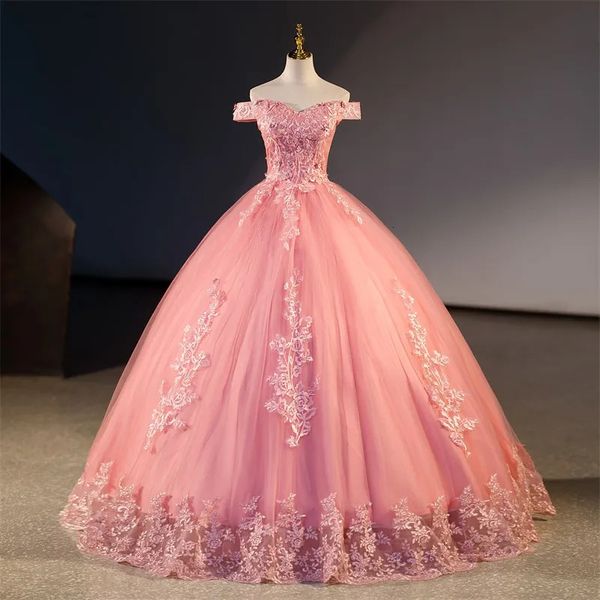 Летние розовые платья Quinceanera, элегантное вечернее платье с открытыми плечами, бальное платье с милым цветком, классическое кружевное платье для выпускного вечера 240109