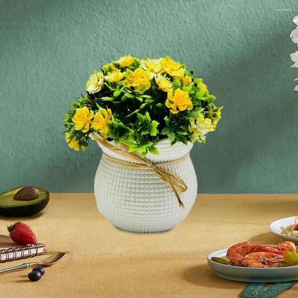 Dekorative Blumen, schöne künstliche Pflanzen, realistische kleine wilde Chrysanthemen, Bonsai, lebendige Heimdekoration mit lichtechten Fälschungen