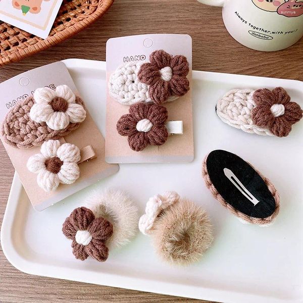 Haarschmuck 2PCS Set Herbst Winter Gestrickte Wolle Clips Für Mädchen Beige Blume Haarnadeln Plüsch Braun Schleife Nette Kinder Haarspangen Gummi