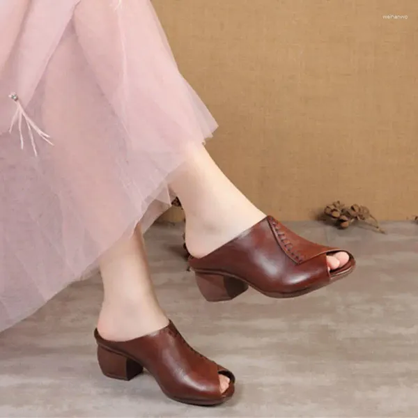 Sandálias Design Original Mulheres 2024 Moda Verão Mid Saltos Peep Toe Chinelos Sapatos Microfibra Couro Preto Marrom Drop
