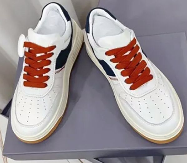 I designer progettano scarpe da papà casual retrò di grande marca, comode da indossare quando la tendenza di uomini e donne si abbina a