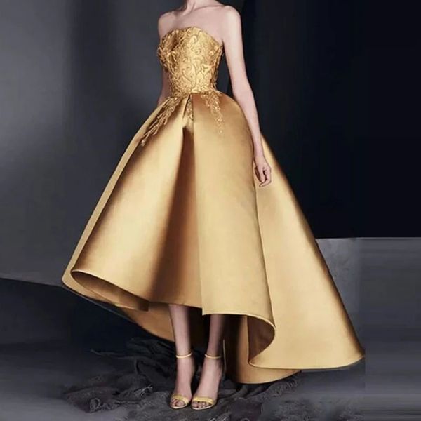 Wunderschönes High-Low-Gold-Abendkleid 2024 aus Satin mit trägerlosen Spitzenapplikationen, kurzer Vorder- und Rückseite, für Damen, Abschlussball, formelle Partykleider, Robe De Soiree, Vestidos De Gala