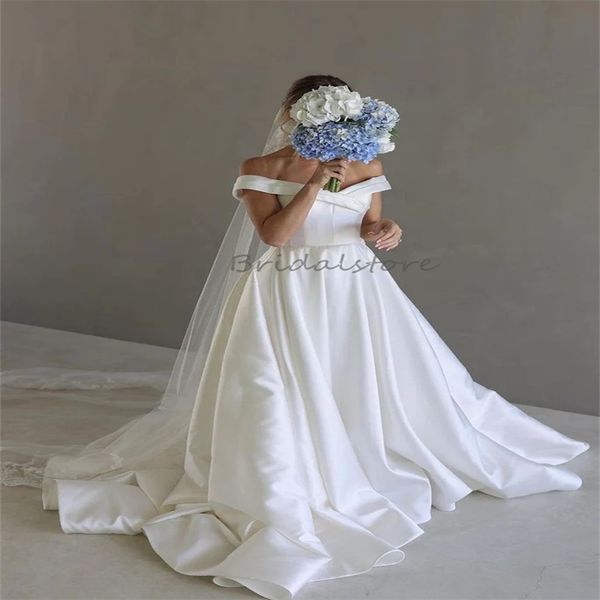 Abito da sposa elegante in raso avorio Una linea al largo delle spalle Abiti da sposa Boho country autunnale con strascico Principessa Piega Robe De Mariee 2024 Beach British Vestios De Novias