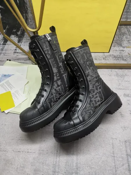 2024 neue Holzmaserung Gummi klobige Plateau-Stiefeletten Lederschuhe Reifen kurzer Stiefel niedriger Absatz Martin Booties Hochleistungs-Luxus-Designermarken für Damen Fabrik 0821