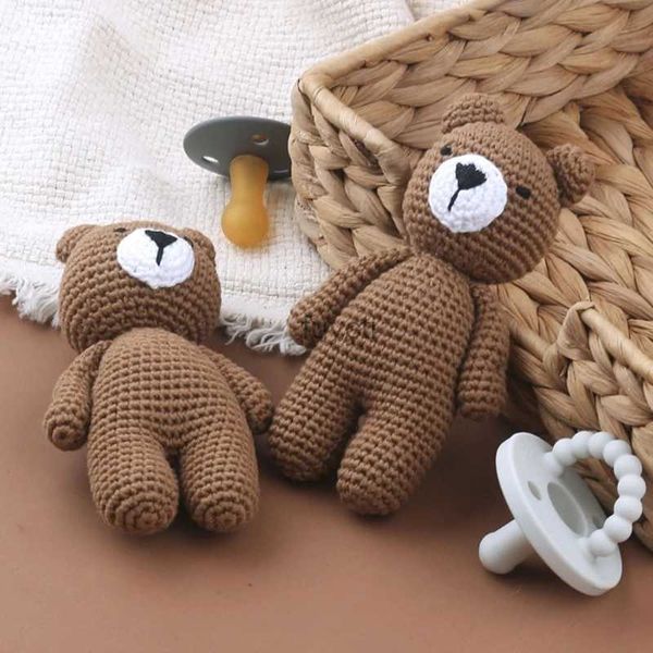 Altre arti e mestieri Baby Crochet Bear Doll Peluche Dormire Orso bruno Giocattolo lavorato a mano Neonato Aiuto per dormire Regalo Fotografia Prop O17 22 Dropship YQ240111