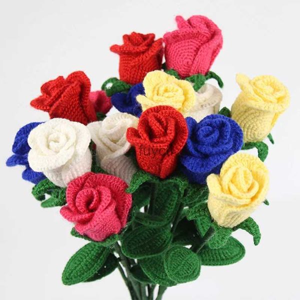 Altre arti e mestieri Simulazione di fiori artificiali di rose fatte a mano Finiti di lana lavorata a maglia all'uncinetto Bouquet di rose Regali di San Valentino YQ240111