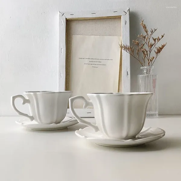 Kupalar Avrupa tarzı saf beyaz seramik kahve fincanı ile ikindi çayı atıştırmalık çiçek düzensiz kemik çin plaka çift hediye