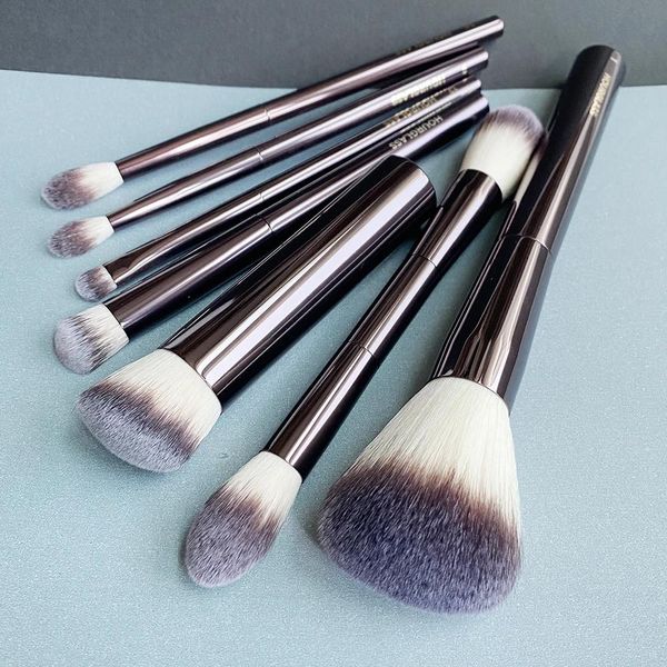 Pincéis de maquiagem Conjunto de ampulheta Viagem vegana com uma bolsa Soft Hair Metal Metal Metal Deluxe Cosmetics Brush Kit Q240507