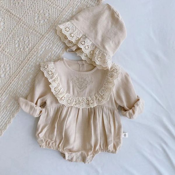 Bahar Bebek Kız Romperhat Bodysuit Kıyafetler Uzun Kollu 2pcs Pamuk Keten Dantel Dantel Çırpma Kızlar Çocuk Giyim 024M 240110