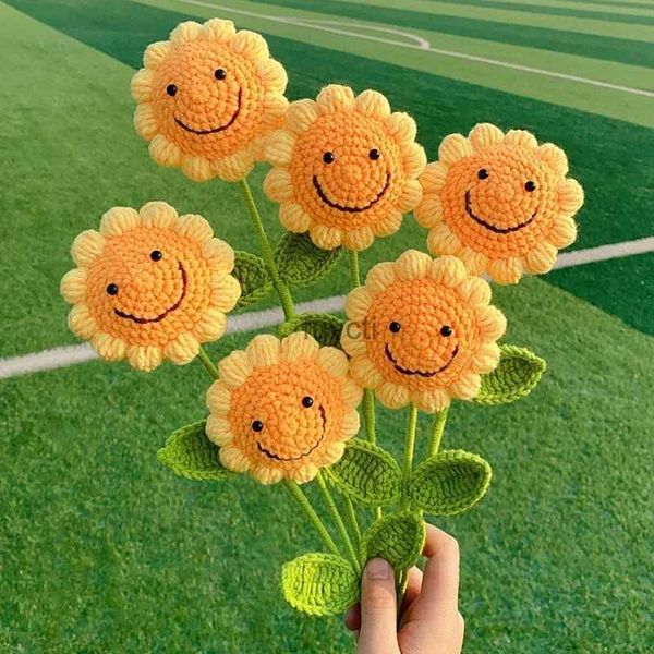 Andere Kunsthandwerke Sonnenblumen-Häkelblumen Gestrickte künstliche Blumen Gehäkelte gewebte Blumen Handgefertigte Blumen als Abschlussgeschenk Geschenk zum Lehrertag YQ240111