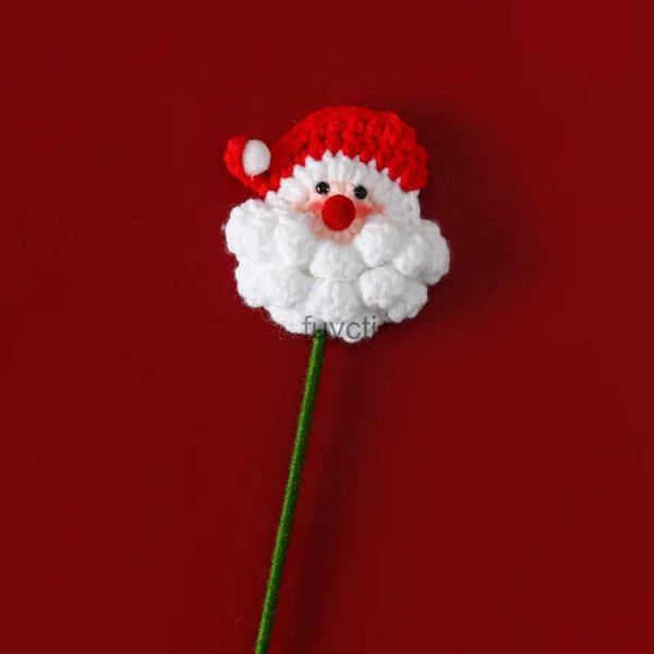 Altre arti e mestieri Fiori all'uncinetto finiti Babbo Natale Bacca rossa Fiori lavorati a mano Bouquet artificiale fatto a mano Regalo di Natale fai da te Decorazioni per la casa YQ240111