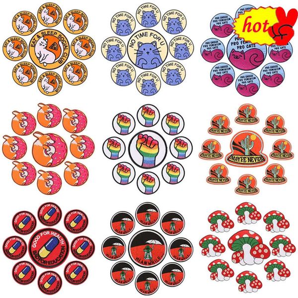 10 teile/los Eisen auf Patches für Kleidung Kinder Anime Nette Katzen Regenbogen Stickerei Pack Groß Großhandel Nähen Designer Stoff parche Diy