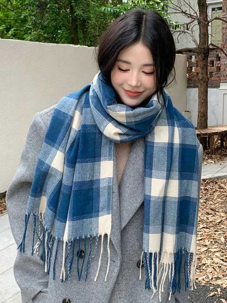 Sciarpe Nuova Sciarpa vintage lavorata a maglia Foulard Inverno Donna Donna Uomo Preppy Blu Plaid Sciarpa calda Pashmina Mujer Uomo Foulard Scialle avvolgente Q240111