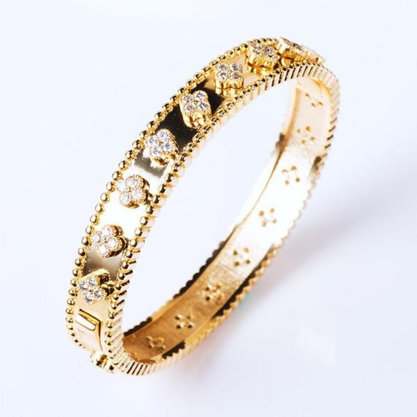 2024Designer Clover Bangle Braccialetti di marca per le donne Placcato in oro 18 carati Cristallo pieno Quattro foglie Perlee Dolce trifoglio Fiore Polsino Regalo di San Valentino Gioielli Q1