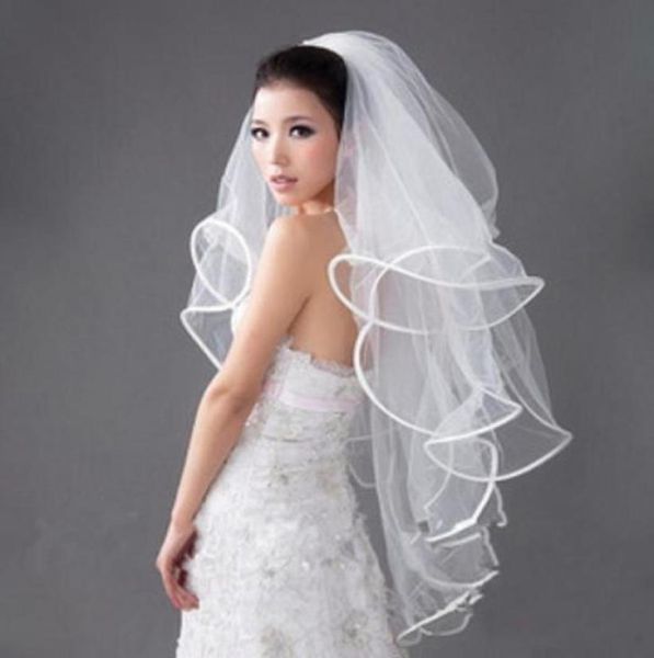 2022 Mulheres elegantes 4 camadas Tulle White Wedding Véils Ribbon Edge Acessórios de casamento Véu de noiva com Comb9543386