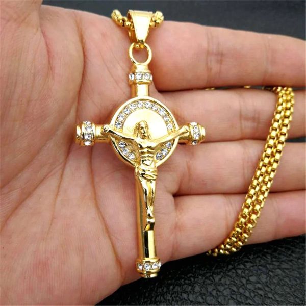 Collana con ciondolo croce di Gesù con catena in oro giallo 14k e strass color oro con pavé di gioielli bling ghiacciati per donna uomo