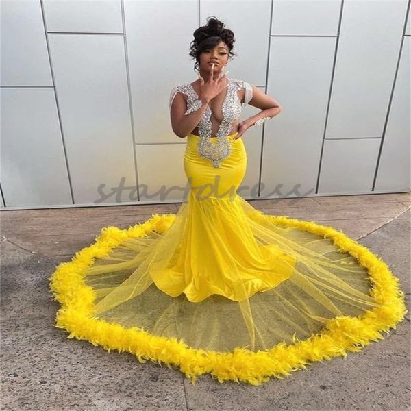 Abito da ballo giallo di lusso con piume per le donne nere Elegante abito da sera a sirena in cristallo di diamante Abiti da festa di compleanno formali sudafricani Robe De Soiree 2024