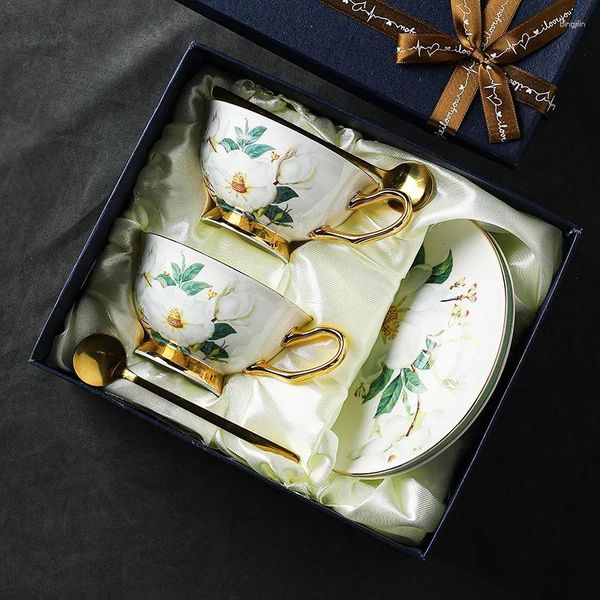 Fincan tabakları Avrupa kemik çin kahve fincanı seti İngilizce ikindi çay fincanı hanehalkı nordic seramik su kupa altın tutucu kaşık