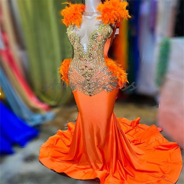 Wunderschönes orangefarbenes Meerjungfrau-Abschlussballkleid für schwarze Frauen, transparenter Ausschnitt, Diamant-Kristall-Perlen-Feder-Abendkleid, Satin, formelles Anlass-Partykleid, Geburtstagskleid für Sechzehn