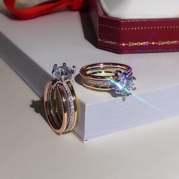 Ring-Designer-Ring, Luxus-Schmuckringe. Schlichte und elegante Verlobungsringe sind stilvolle und zeitlose Dreifachringe mit drei Farben und Diamanten