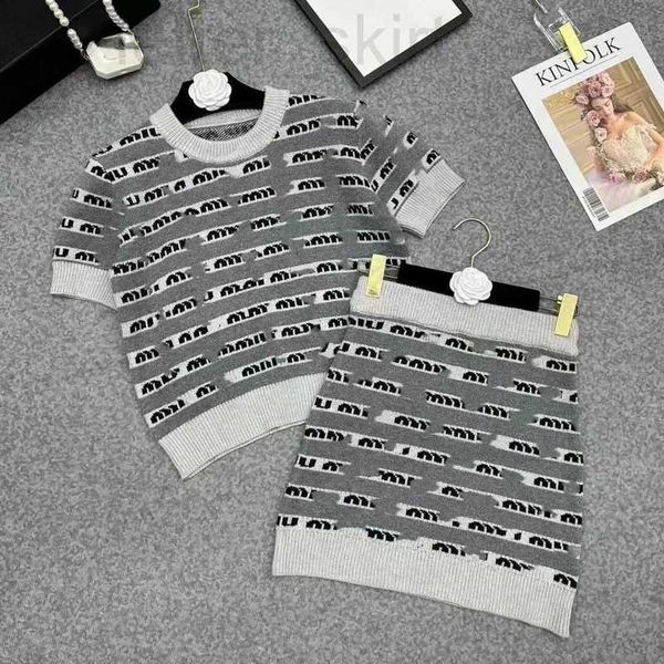 Abito a due pezzi firmato da donna lettera jacquard o-collo manica corta maglione lavorato a maglia top e gonna twinset abito da 2 pezzi lussuoso R6LB