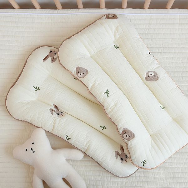 Travesseiro de urso simples para bebê nascido, malha respirável, almofadas planas, menina, coelho fofo, quatro estações, travesseiros de algodão confortáveis 240111