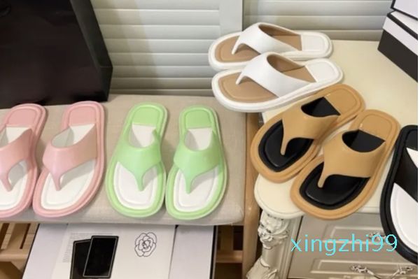 Ineinandergreifende C Macaron Color Hausschuhe Brot Kissen Flip Flops Damen Designer Gepolsterter Sommer Slipper Tanga Sandalen quadratischer Kopf