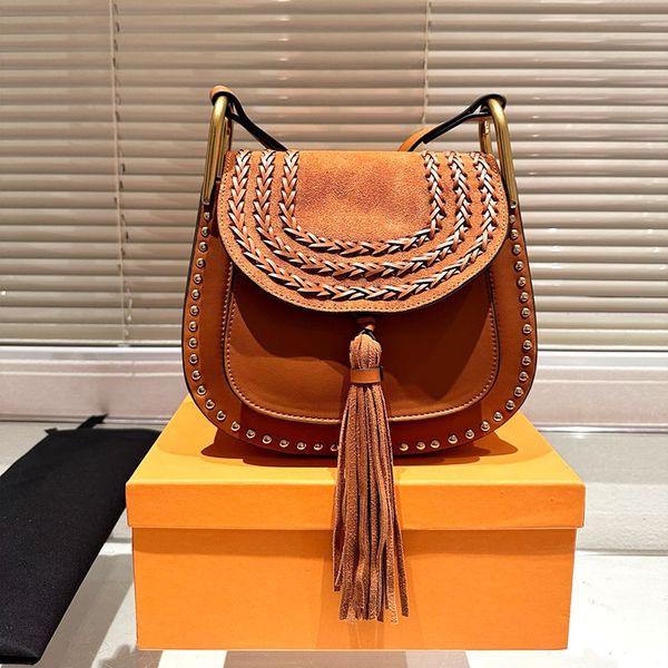 Модельерская сумка. Самый популярный дизайн с кисточками — это модная седельная сумка из воловьей кожи размером 23X19 см. Ручная сумка через плечо.