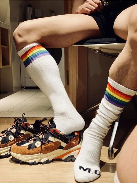 Calzini di cotone a righe arcobaleno dal design unico e alla moda, sexy, per uomo gay, sportivo, a tubo lungo, comodo da calcio 240112