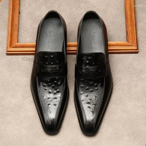 Scarpe eleganti Mocassini classici da uomo con motivo struzzo Vera pelle di mucca Designer fatti a mano Slip on Stile italiano Ufficio formale